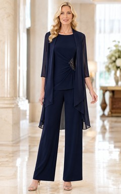 Traje formal de dos piezas azul marino elegante con mangas ilusión y capas para mujer alta.