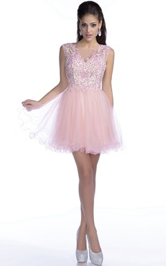 Robe de bal courte sans manches en tulle trapèze avec corsage en dentelle à sequins