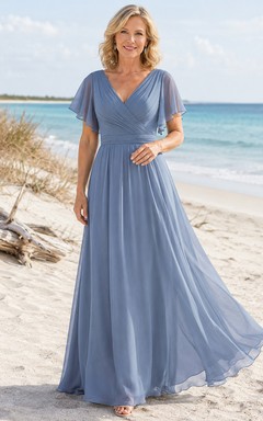 Staubblaues Strandkleid aus Chiffon mit V-Ausschnitt und flatternden Ärmeln