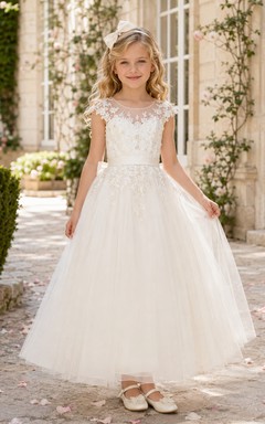 Elegante y romántico vestido de niña de las flores con cuello joya, mangas cortas, encaje, tul y lazo hasta el suelo.