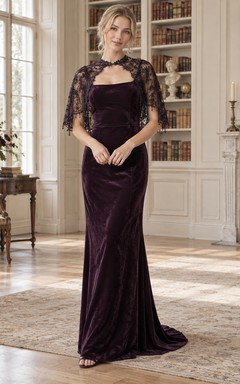 Vestido de dama de honor gótico ajustado con capa corta de terciopelo morado oscuro y encaje, escote cuadrado y cola larga.