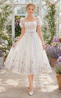 Lavendelfarbenes, geblümtes, teelanges A-Linien-Brautkleid aus Chiffon mit eckigem Ausschnitt und kurzen Ärmeln im Vintage-Stil
