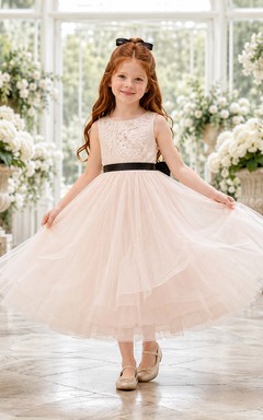 Robe de demoiselle d'honneur de style A-line, coupe noire, corsage en dentelle sans manches, jupe en tulle à volants, ceinture en satin, style romantique et formel
