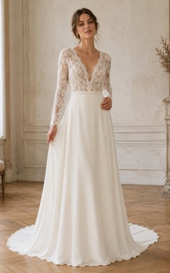 Robe de mariée raffinée en mousseline de soie et dentelle, décolleté en V profond, manches longues, coupe trapèze, traîne, dos nu plongeant, manches longues et bustier en V.