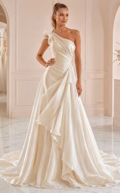 Vestido de novia moderno de un solo hombro, corte en A, drapeado y cola larga.