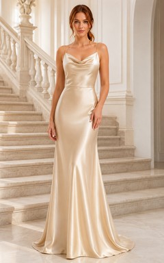 Vestido de dama de honor de satén color champán, corte recto, tirantes finos, largo hasta el suelo.