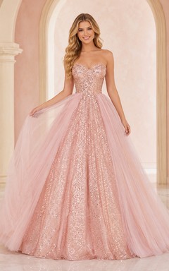 Vestido de fiesta formal de princesa color rosa empolvado, sin tirantes, con escote corazón y sobrefalda de tul con lentejuelas.
