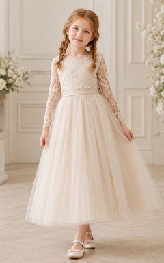 Robe de demoiselle d'honneur modeste en dentelle, décolleté illusion, manches longues, coupe trapèze, longueur cheville, en tulle et tulle.