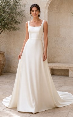 Vestido de novia de satén, corte A, sin tirantes, con cola larga.
