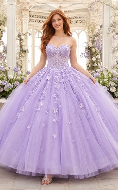 Lavendelfarbenes, trägerloses Ballkleid aus Tüll mit Herzausschnitt und gestuftem Blumenmuster für eine Quinceañera