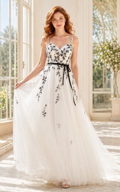 Schwarzes, bodenlanges Brautkleid aus Tüll mit floralen Applikationen, herzförmigem Ausschnitt, Spaghettiträgern und A-Linien-Schnitt