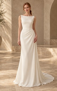 Robe de mariée fourreau en satin froncé, sans manches, style bateau, avec traîne.