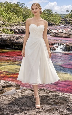 Teelanges, trägerloses Chiffon-Brautkleid mit Herzausschnitt, drapiertem Oberteil und A-Linien-Rock
