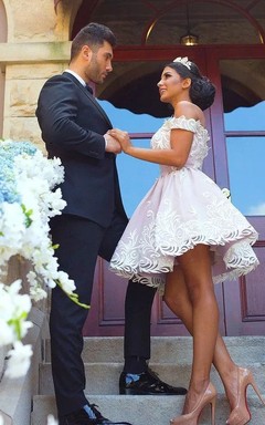 Ärmelloses, kurzes Mini-Abendkleid in A-Linie mit Spitze, schulterfrei, Reißverschluss.