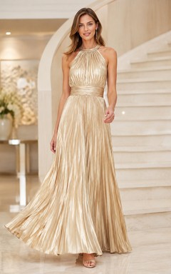 Vestido de noche de lujo moderno, largo hasta el suelo, color champán, sin mangas, con escote halter, detalles metálicos y pliegues.