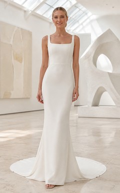 Minimalistisches Brautkleid aus Crêpe mit eckigem Ausschnitt, Trägern und Schleppe