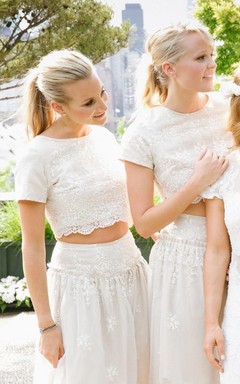 Vestido de dama de honor moderno de dos piezas, blanco, corte en A, modesto, con encaje, manga corta y detalles de joyas.