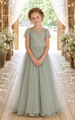Blumenmädchenkleid aus salbeifarbenem Tüll in A-Linie mit Rundhalsausschnitt und bodenlangem Schnitt sowie Schärpendetails
