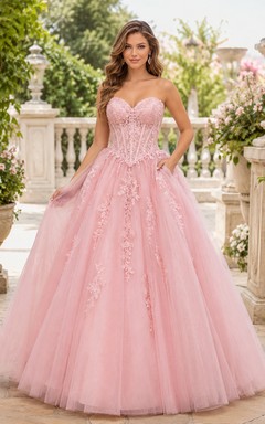 Robe de bal de princesse à corset en dentelle florale rose poudré, bustier sans bretelles à poche cachée et décolleté cœur, ornée de poches cachées et de fleurs.