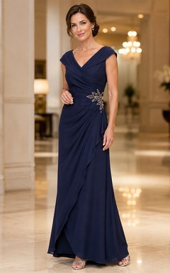 Vestido de noche formal azul marino de corte recto, escote en V y mangas cortas, largo hasta el suelo.