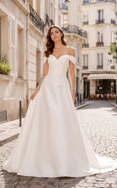 Robe de mariée en satin et mousseline, coupe trapèze, épaules dénudées, traîne courte
