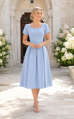 Hellblaues Taufgastkleid mit eckigem Ausschnitt und kurzen Ärmeln