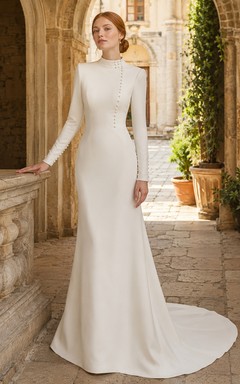 Hochgeschlossenes Crêpe-Brautkleid mit Perlenknöpfen für den Innenhof