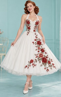 Asymmetrisches, rosenbesticktes Neckholder-Brautkleid in Teelänge mit A-Linien-Tüllrock