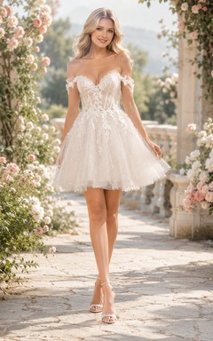 Vestido de novia etéreo de corte A, encaje y tul con hombros descubiertos, estilo hada, ideal para el jardín.