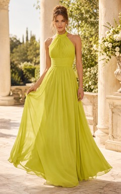 Vestido de noche verde lima de gasa, corte A, escote halter, sin mangas, largo hasta el suelo.