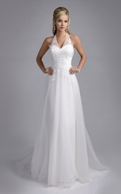 Robe de mariée dos nu en tulle, coupe trapèze, ornée d'appliqués de dentelle