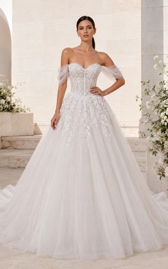 Robe de bal en tulle et dentelle ornée, décolleté cœur, manches courtes, traîne cathédrale, appliques, robe de mariée pour une destination