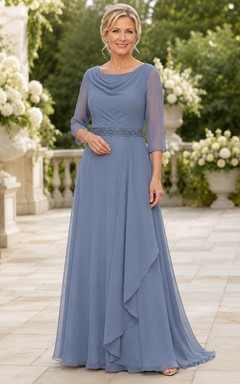 MOB-Kleid aus stahlblauem Chiffon in A-Linie mit 3/4-Ärmeln, Wasserfallausschnitt und bodenlangem Rüschenbesatz