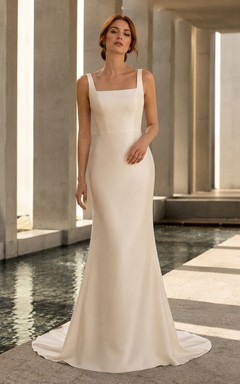 Robe de mariée moderne en crêpe champagne à col carré et coupe fourreau