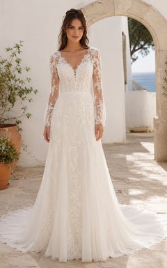 Robe de mariée trapèze en dentelle florale à manches longues illusion et décolleté plongeant, coupe chapelle, en dentelle florale.