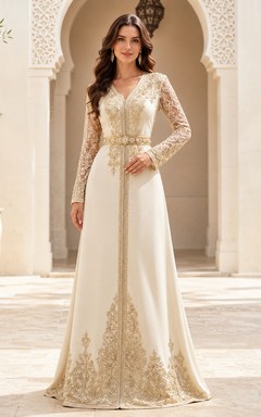 Robe de soirée fourreau en satin ivoire de luxe, col carré, manches illusion longues, broderies dorées, longueur au sol