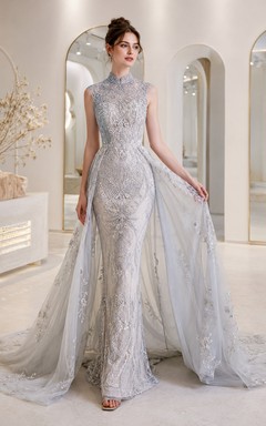 Robe de mariée sirène sans manches à col montant en dentelle perlée, cape zippée et traîne courte