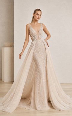 Robe de mariée fourreau en dentelle florale à décolleté plongeant et cape, style cape et jupe de chapelle luxueuse, style spaghetti et dentelle florale