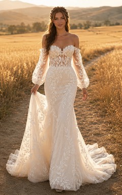 Robe de mariée champêtre en dentelle, coupe sirène, épaules dénudées, manches longues, traîne chapelle et dos nu plongeant en V.
