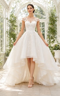 Vestido de novia romántico elegante de tul con escote barco asimétrico y mangas cortas, estilo jardín.
