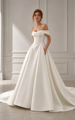 Robe de mariée moderne en satin, épaules dénudées, coupe trapèze courte, plis chapelle, dos couvert élégant