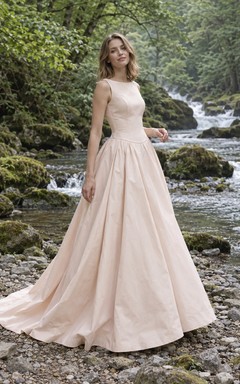 Schlichtes, dezentes, rosafarbenes Brautkleid mit hohem Kragen, ärmellos, plissiert und in A-Linie