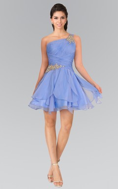 Kurzes, ärmelloses Chiffonkleid in A-Linie mit einem Träger, Perlenstickerei und Raffungen