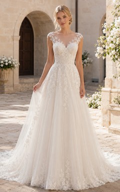 Robe de mariée romantique en dentelle, manches courtes, coupe trapèze, traîne chapelle, taille naturelle
