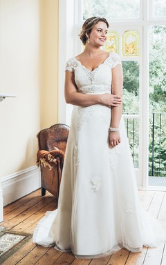 A-Line Floor-Length V-Neck Short Sleeve Lace Court Train Appliques Dress