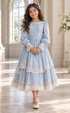 Teelanges, langärmeliges, blaues Blumenkleid in A-Linie mit gestuften Spitzenbündchen und Abnähern