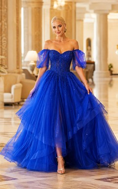 Vestido de fiesta largo hasta el suelo, azul rey, con hombros descubiertos, mangas abullonadas, corpiño ajustado, cintura natural y volantes de tul.