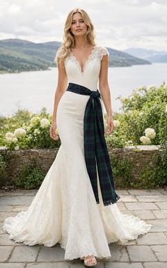 Schottisches, ärmelloses Meerjungfrauen-Hochzeitskleid mit V-Ausschnitt, Spitze und Tartan-Schärpe
