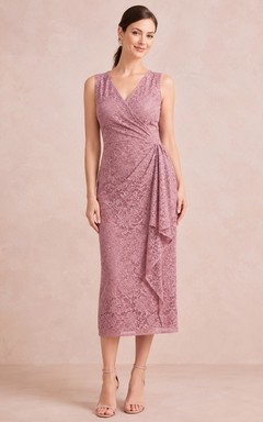 Wickelkleid aus altrosa Spitze mit V-Ausschnitt und Teelänge