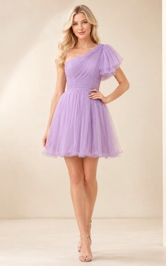 Elegantes lavendelfarbenes, einseitig schulterfreies Tüllkleid mit flatternden Ärmeln und A-Linien-Schnitt – perfekt für den Homecoming-Ball.